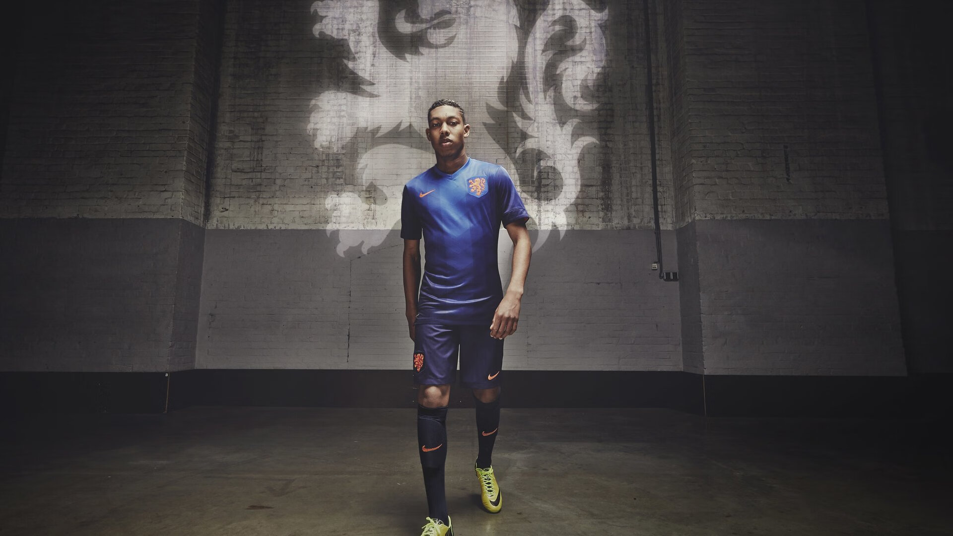 爱游戏官方网站-“智能判罚系统的信任危机：科技在裁判中的应用效果与未来突破”